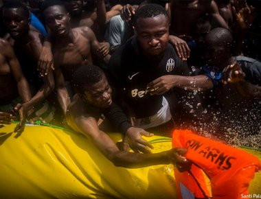 Τραγικές εικόνες στη Μεσόγειο: «Ετοιμοθάνατοι» οι μετανάστες μέσα σε φουσκωτή βάρκα (φωτό)